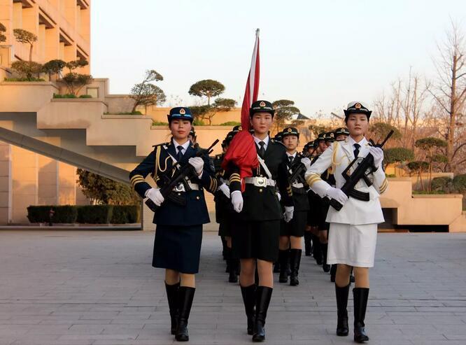 英姿飒爽!郑州大学女子国旗护卫队首次亮相