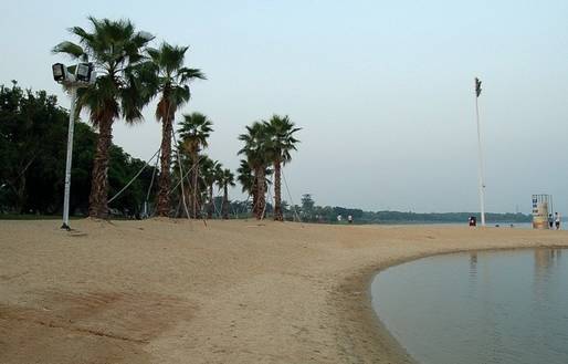 享受这一刻美景带来的安静 阳光沙滩是位于松山湖内的一处人造沙滩
