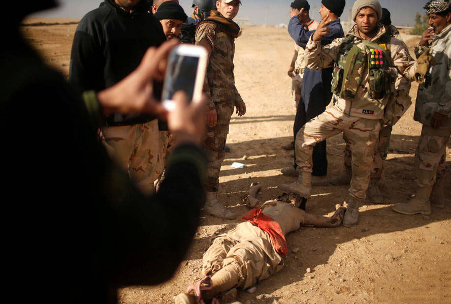 伊拉克士兵与"伊斯兰国"武装分子尸体合影