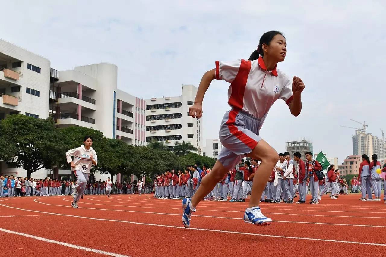 挥洒汗水!邓中第二十届田径运动会开幕