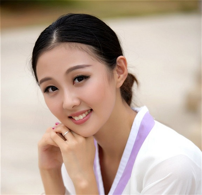 朝鲜女孩的皮肤普遍都比较娇嫩,被夸奖赞美,脸蛋上都能清晰看到羞涩的