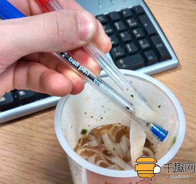 外科医生用棉签吃饭!竟还有人拿酒杯钢笔吃饭?