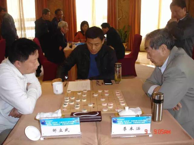 图为邹立武参加比赛时的照片 象棋大师 赵冬