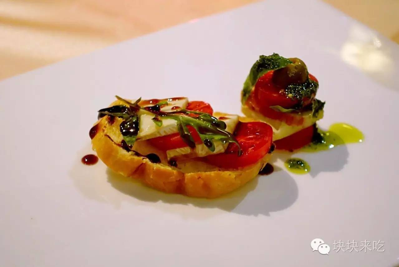 意大利番茄塔塔伴水牛芝士是经典而家常的意式开胃菜,新鲜水灵的番茄
