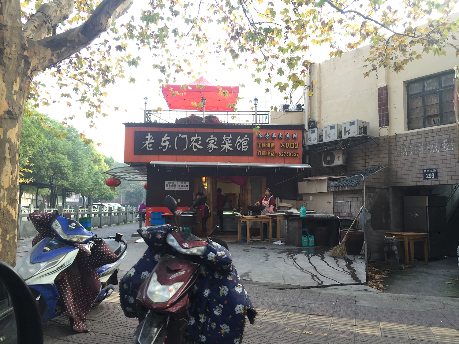 之后我们穿越了潘水路,没有看到一家卖豆浆油条的店.