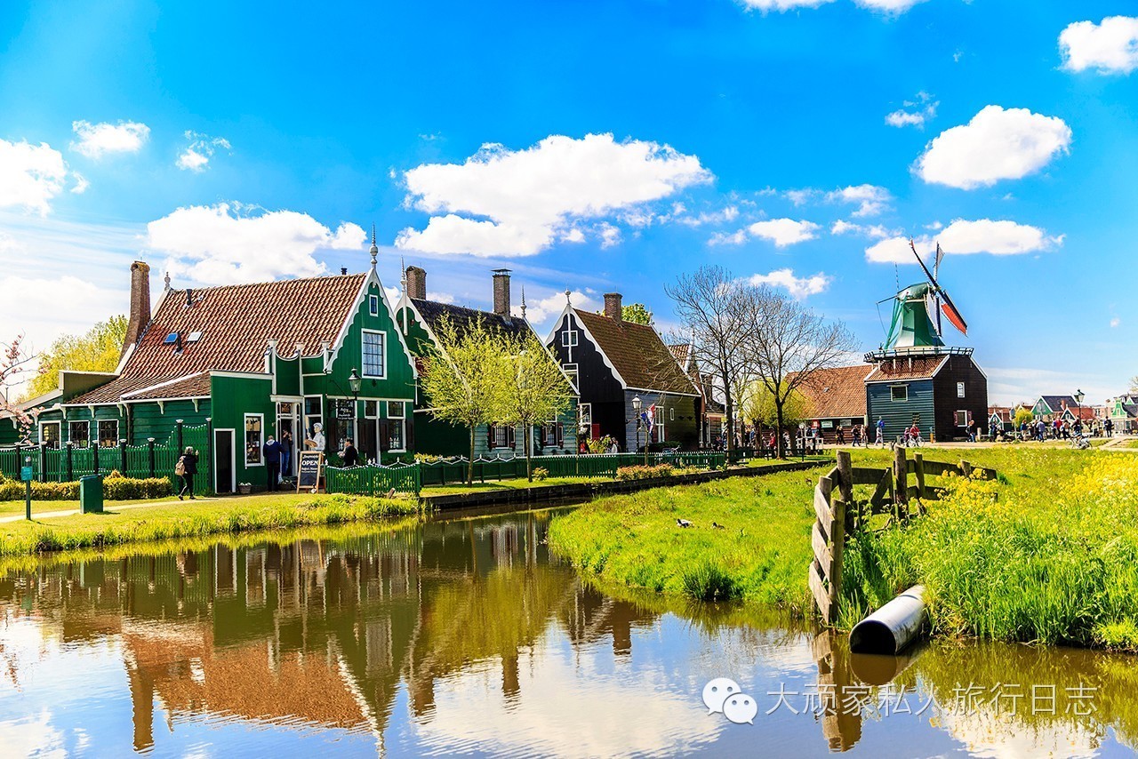 风车是荷兰的象征,离阿姆斯特丹不远的桑斯安斯风车村是荷兰必游景点