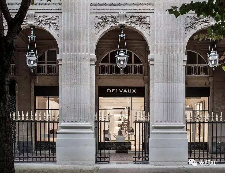 delvaux专卖店:保留了建筑原有的历史痕迹,加入品牌故事和历史.