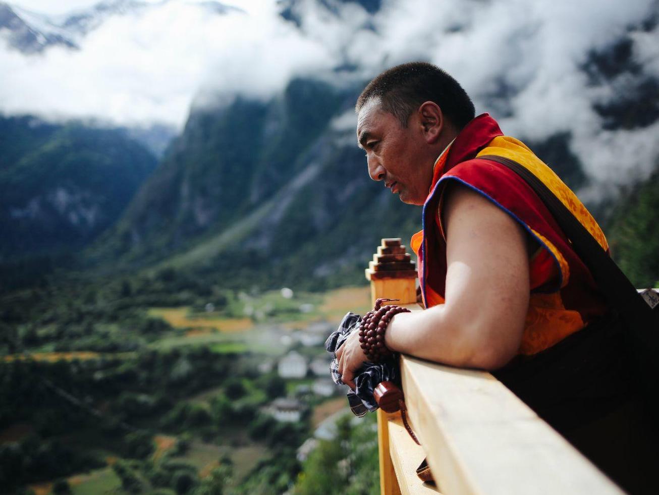 虔诚的朝圣者：磕长头近2500公里经拉萨到冈仁波齐转山的朝藏民