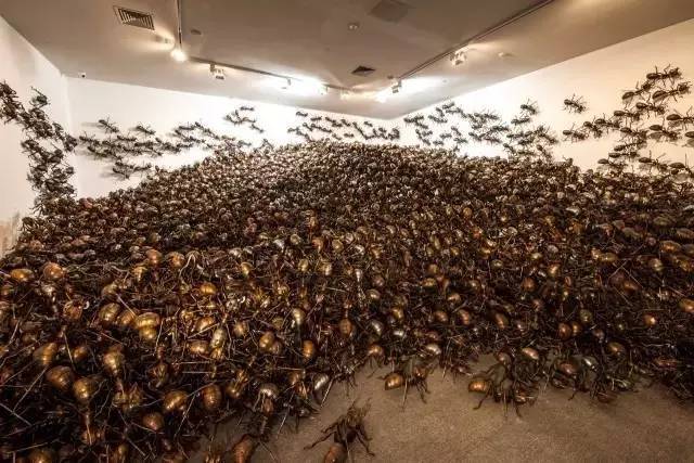 昨夜上万只巨型蚂蚁涌入哈尔滨红场美术馆!