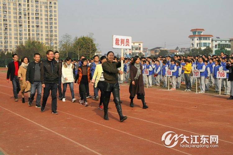 昨天义蓬一中操场上热闹了,一群人在"狂欢,图赏