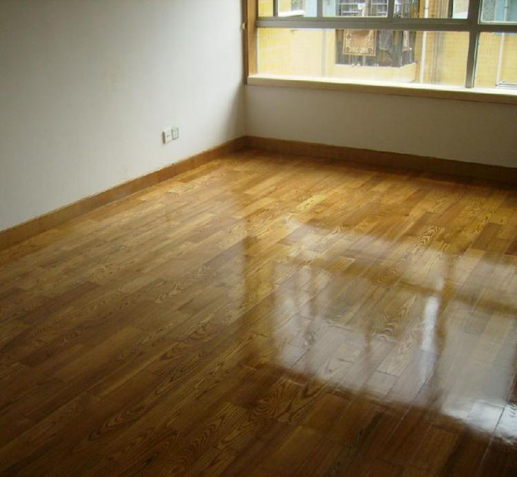 6,一般来说,实木地板适合固体蜡,能阻止湿气,灰尘入侵,使用固体蜡不能