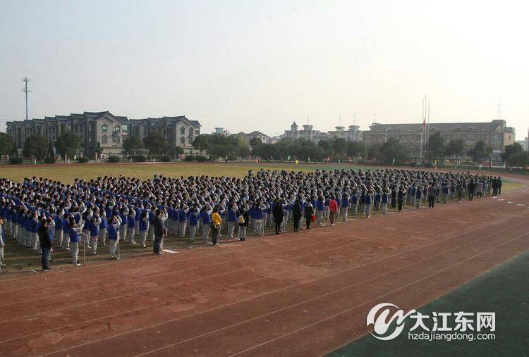 倪勤国校长致开幕词 那拥簇着运动员的一个个同心圆那么可爱,那带伤