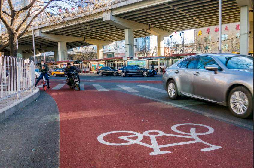 三环97公里彩色自行车道铺设完工,北京骑车人的安全感
