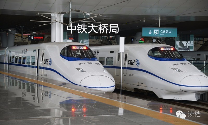 武汉站运行的crh3型"和谐号"电力动车组列车