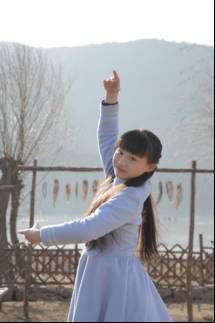 在《木兰妈妈》中饰演小月的小演员徐黄丽,1999年11月生于广东省珠海