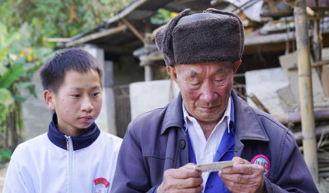 老年人口容易陷入贫困的_老年微信头像(3)