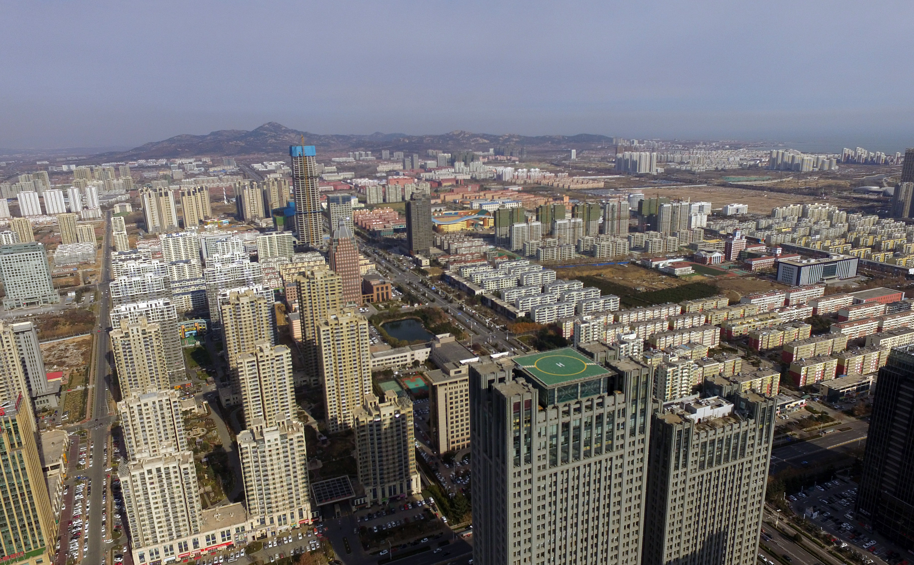 航拍山东日照新市区晴空万里楼宇林立