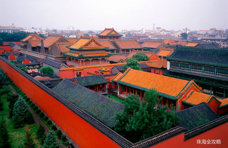 沈阳故宫是中国仅存的两大宫殿建筑群之一,又称盛京皇宫,为清朝初期的
