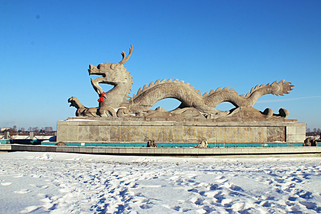 风雪中黑龙江畔的龙图腾