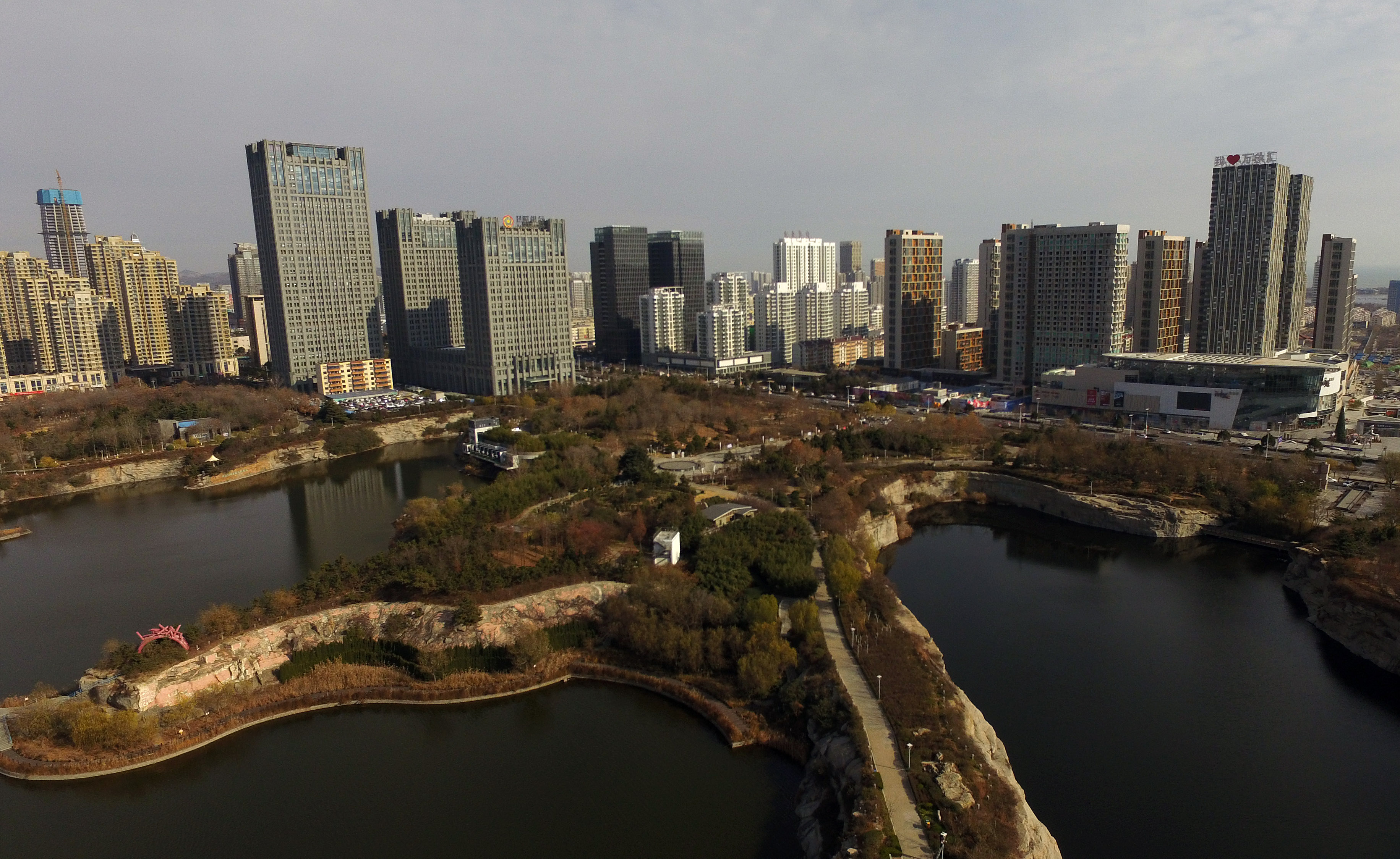 航拍山东日照新市区晴空万里楼宇林立