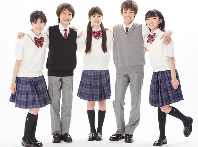 日本女学生的校服是根据水手制服的样式而来,所以取名为"水手服",很有