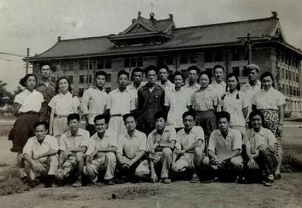 50年代的天津大学学生在主楼前的合影