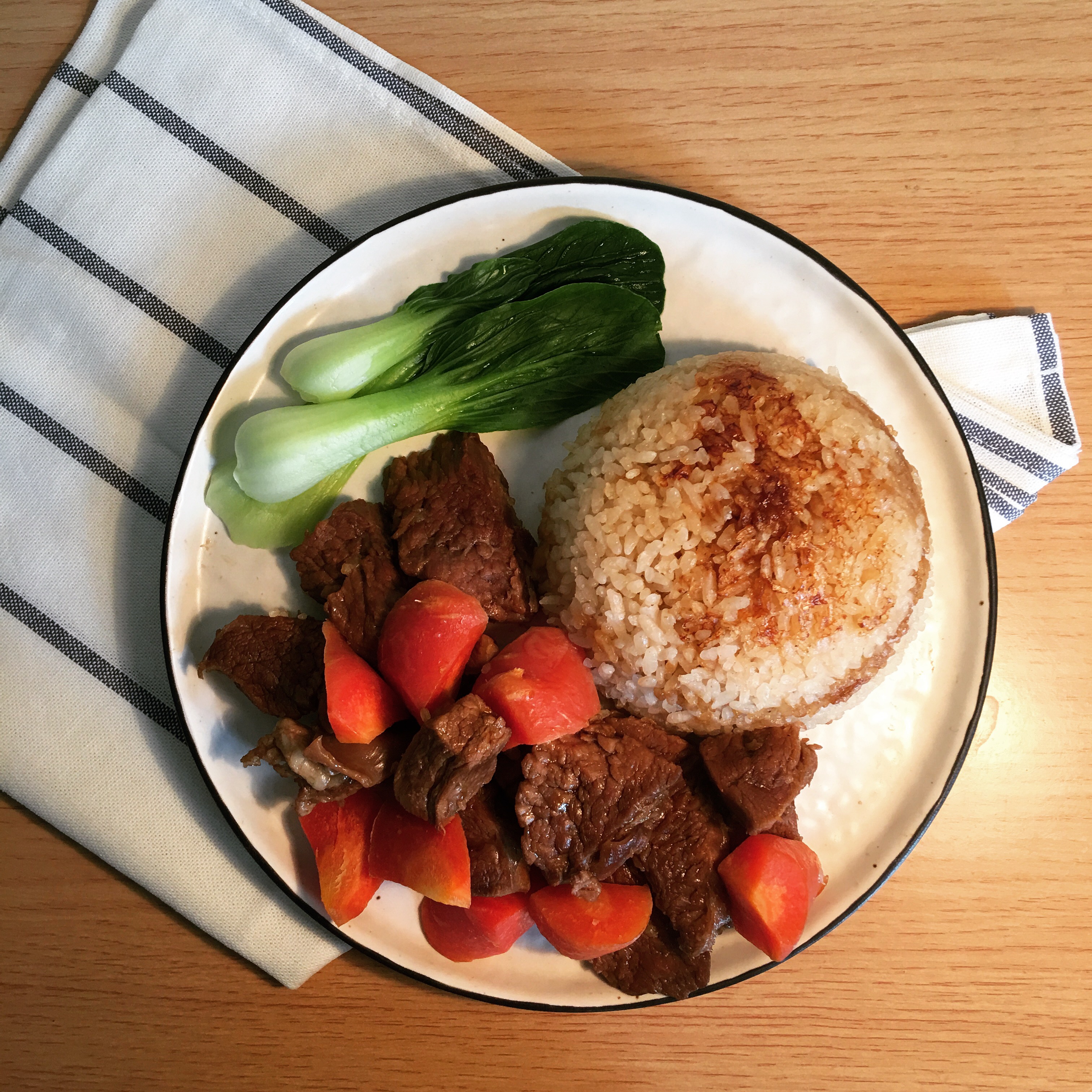 一口电饭锅就能做的极品牛腩饭,你一定想不到