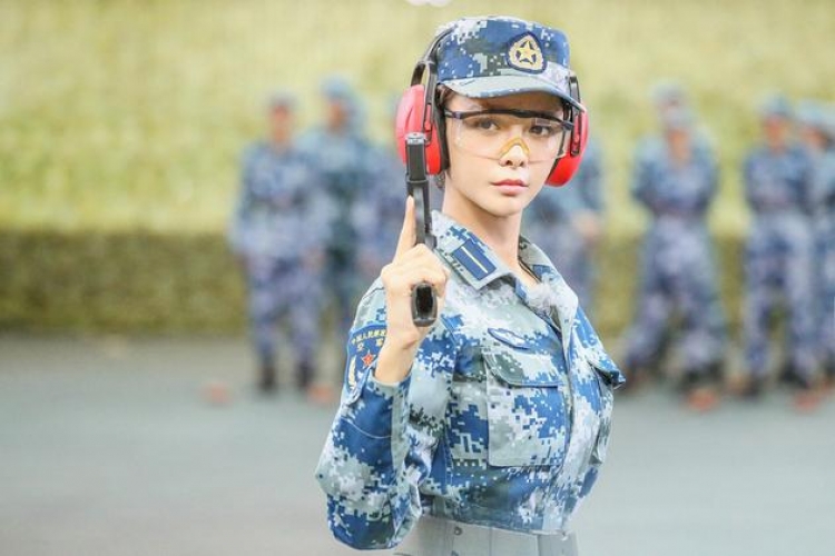 客观来讲,沈梦辰在《真正男子汉》里的镜头并不算多,哪怕她是芒果台的