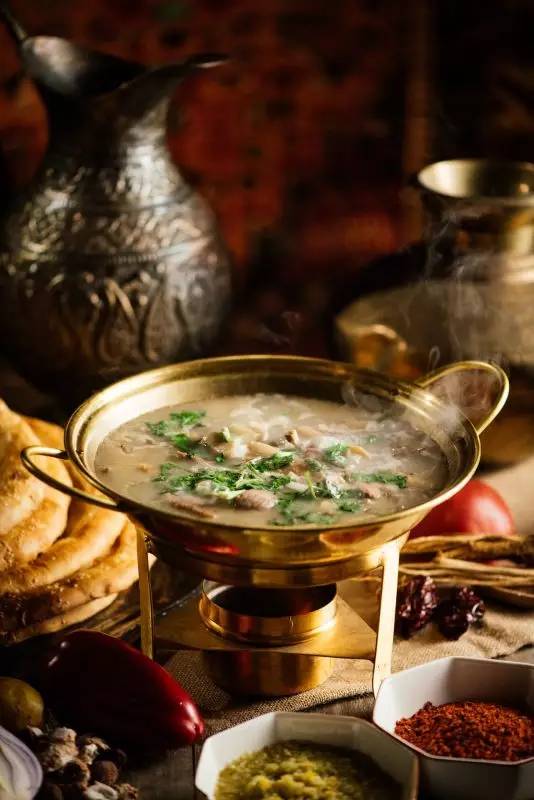 当季特别推荐 - 铜锅羊肉汤 - 来自北疆高山牧场的优质羊肉,加以铜锅