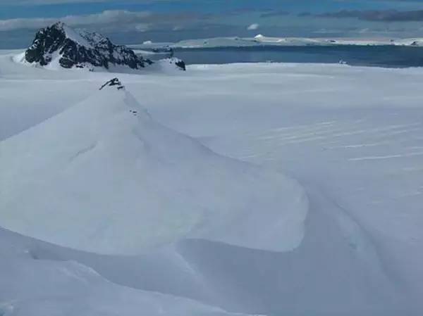 南极考古:冰天雪地里的「金字塔」