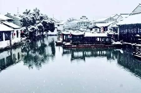 冬天,一层薄薄的白雪,像巨大的轻软的毛毯,覆盖在江南水乡,闪着纯净的