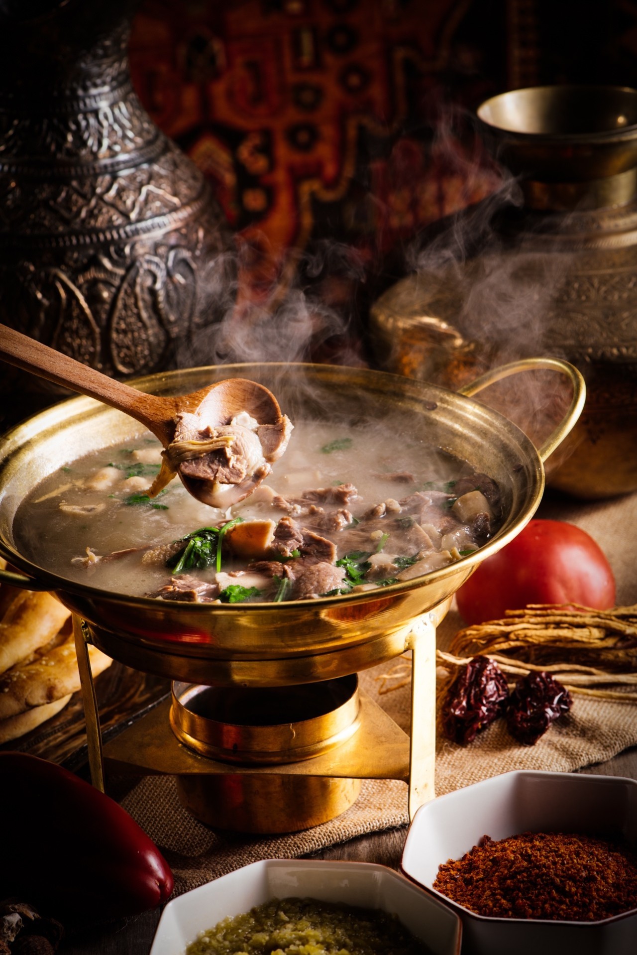 来自北疆高山牧场的优质羊肉,加以铜锅烹饪,鲜美的羊肉与浓浓的汤汁