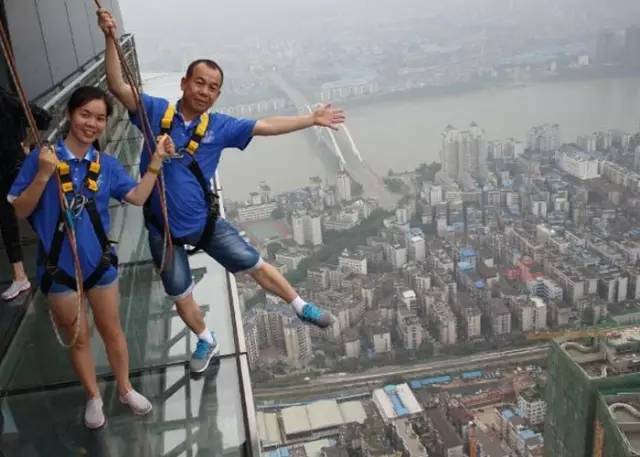 这里有个高空玻璃栈道,无护栏零距离接触空中美景!