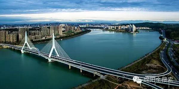 连接绵阳涪城和游仙的重要桥梁涪江三桥饮马桥最美的景鸟瞰绵州人民