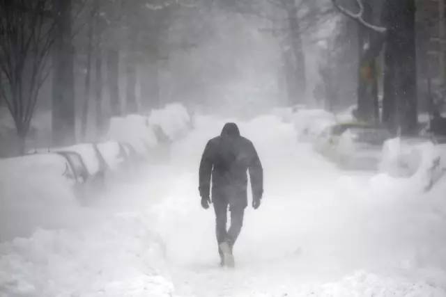 1月23日,暴风雪肆虐华盛顿,一名男子艰难前行.