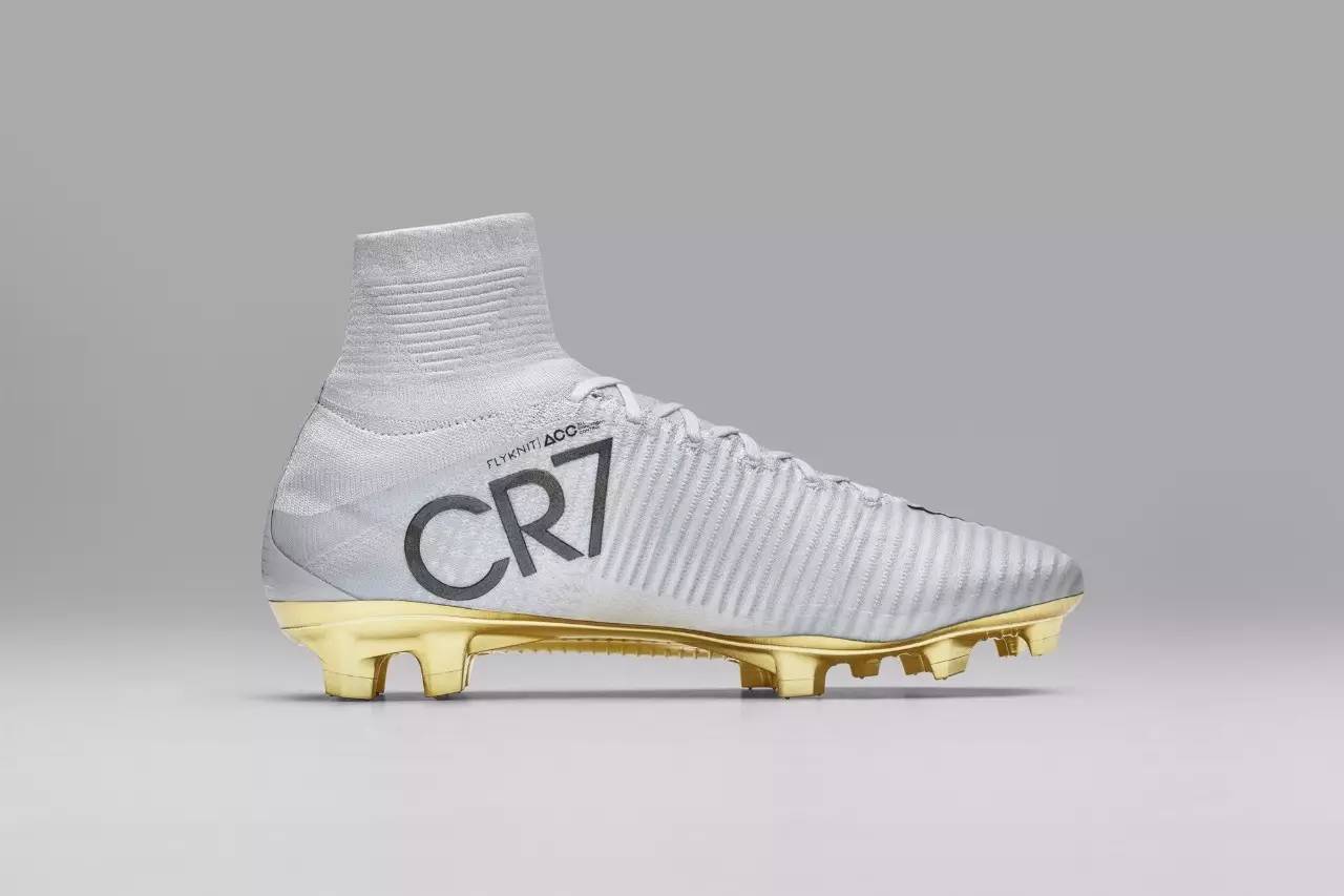 cr7 vit07rias足球鞋限量发售777双,每双都带有独立