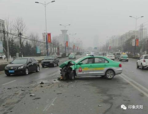 【头条】庆阳市兰州东路发生一起交通事故