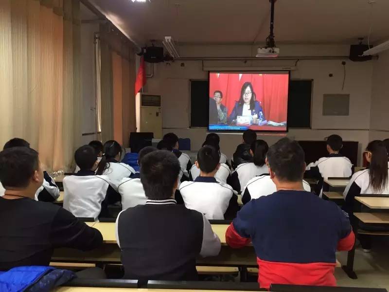 燕丹学校组织团员青年观看会议直播