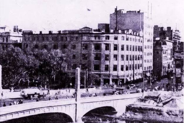 1900年的上海苏州河两岸 苏州河桥是当时上海的工业运输要道