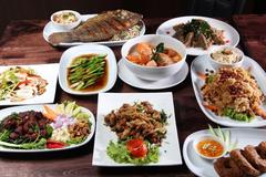 中国人请客吃饭图热闹图场面,不过这样一桌桌美食,真的是看饿了.