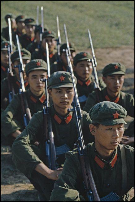 老照片:1973年法国摄影师镜头下守卫南京的解放军