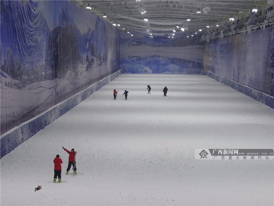 广西也能滑雪啦忻城冰河世纪滑雪场对外试业