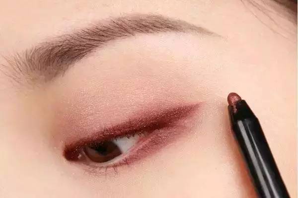 时尚 正文  step6:用砖红色美妆笔画一条上眼线,眼尾加粗,自然拉长.