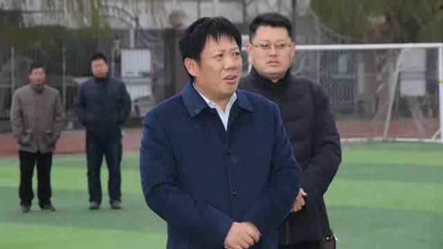 中国男子足球队长冯潇霆来郯城一中指导足球工