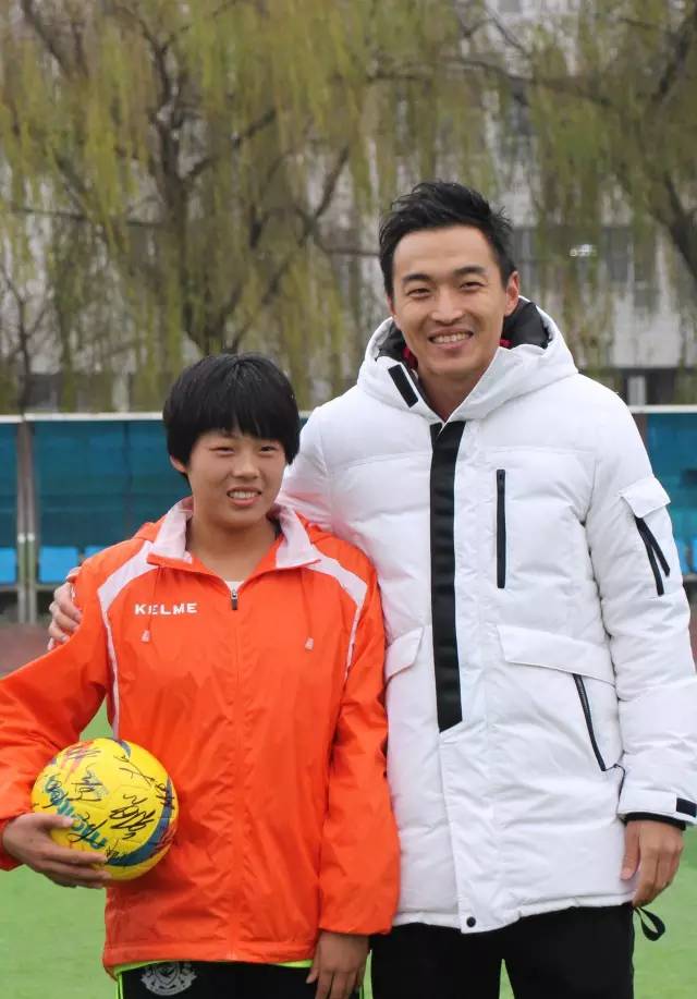 中国男子足球队长冯潇霆来郯城一中指导足球工