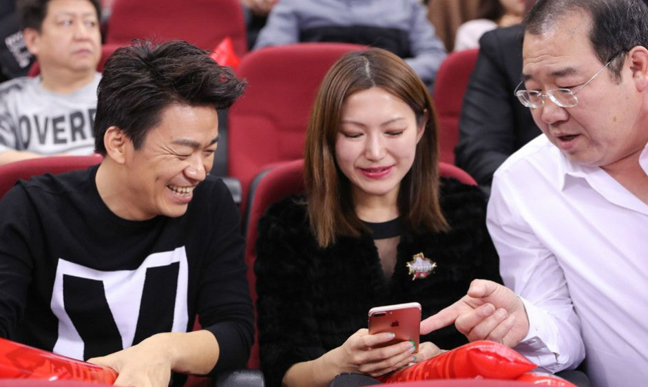 王宝强携美女总裁观看冰球比赛,心情大好!