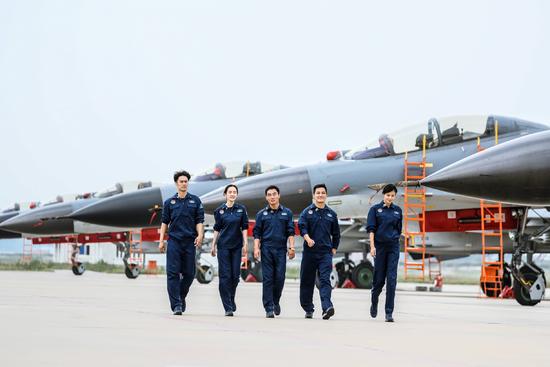 中国空军地勤同样值得尊敬,地勤工作服蓝的耀眼