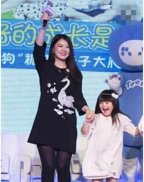 近日网友爆出李湘带王诗龄参加节目的照片,王诗龄白白胖胖.