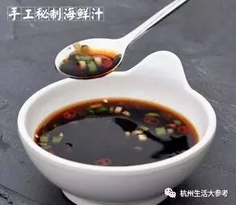 家庭做法:酱油适量,加少许陈醋,海鲜酱少许,几粒小米椒.