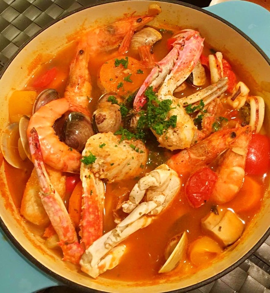 再加入虾和花甲,煮5分钟,最后加盐调味,来尝尝美味的海鲜汤吧.
